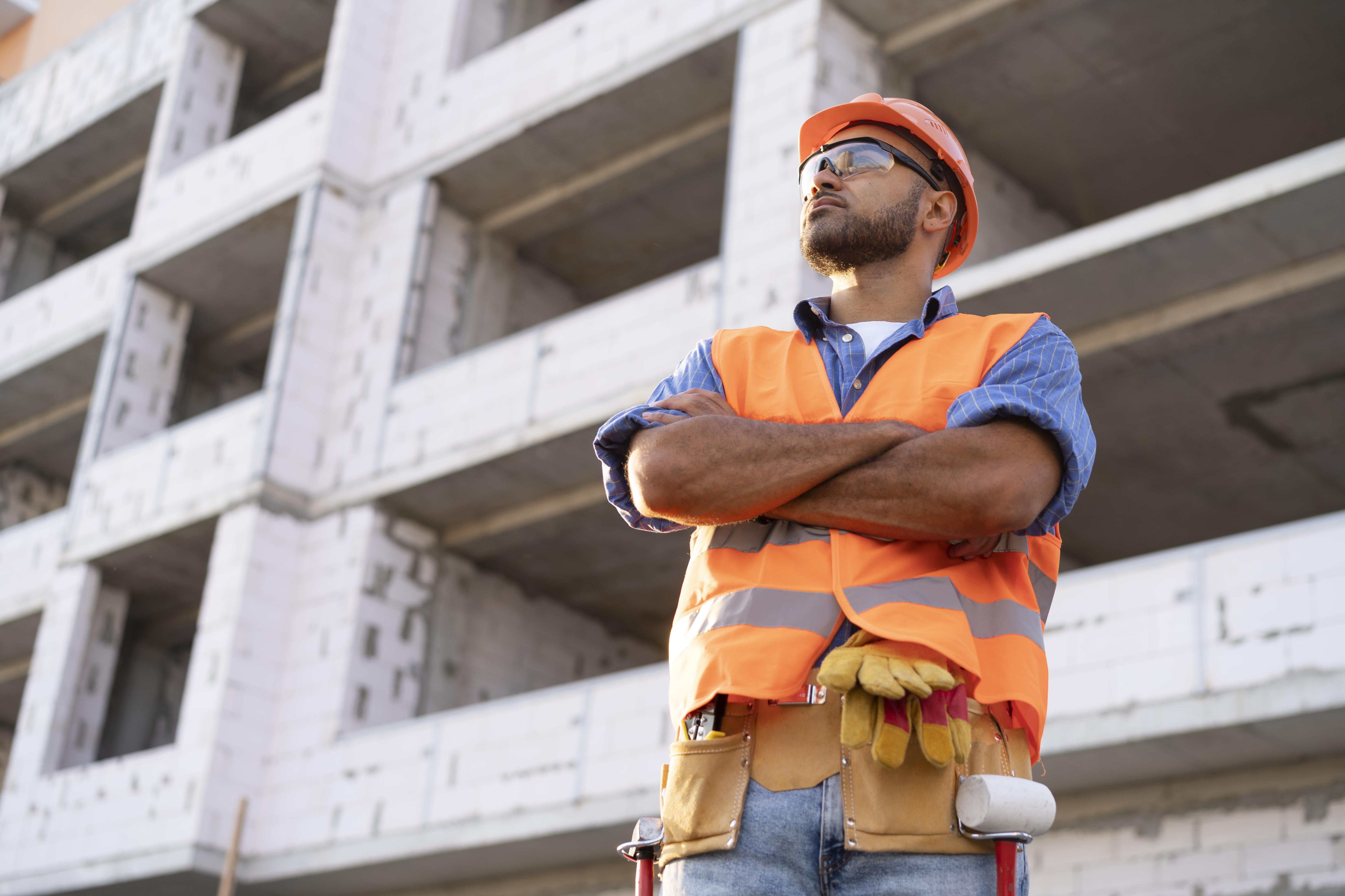 Mestre de Obras da CJR vistoriando uma construção em São Bernardo