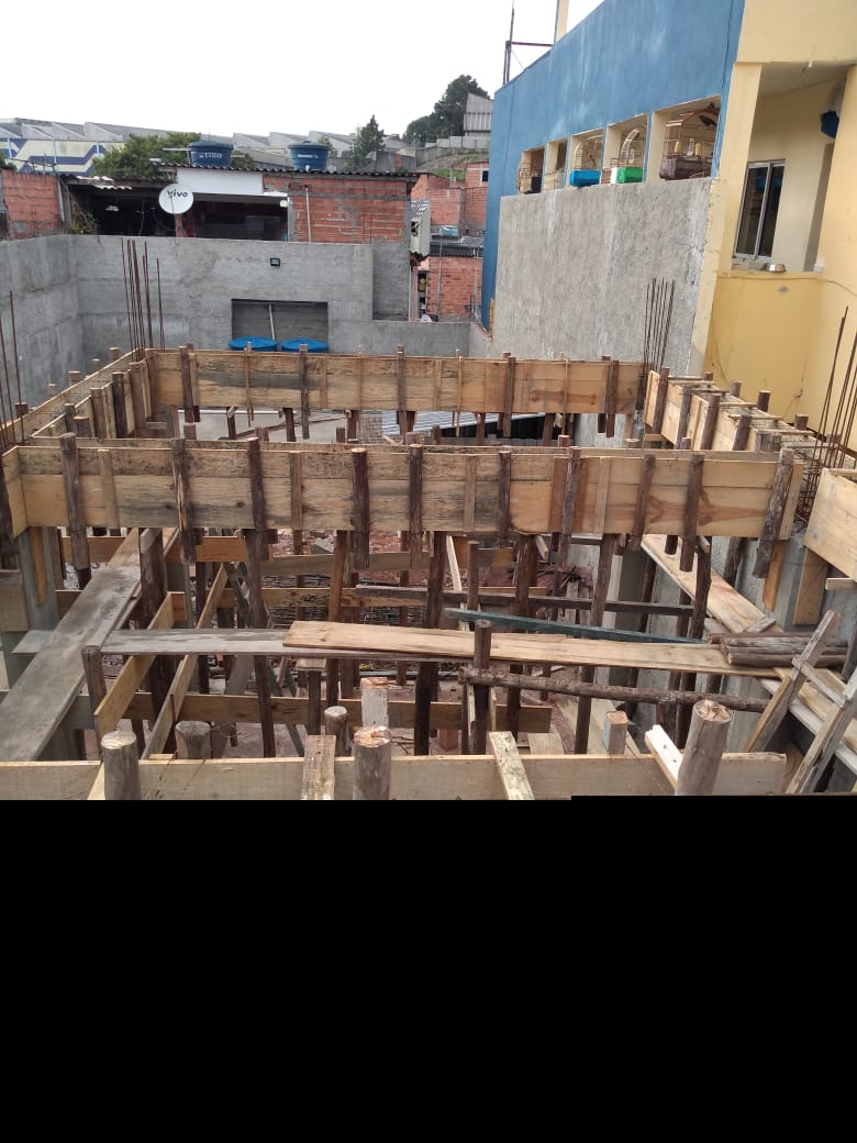 Construção de mezanino metálico